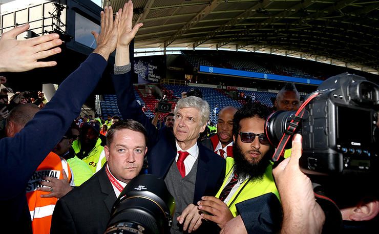 Outgoing Arsenal manager Arsene Wenger says goodbye to the fans after the Premier League match at th