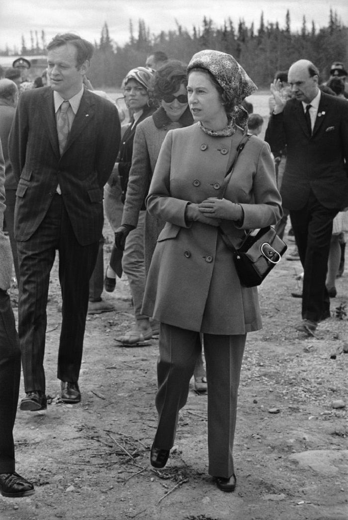 Pertama kali dalam sejarah, Ratu mengenakan celana saat bertugas, pada 1970
