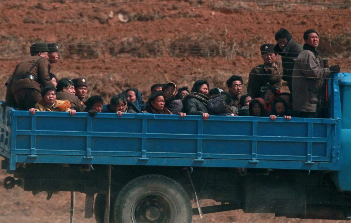 Korea Utara bepergian dengan truk di sebuah lapangan di barat laut Pyongyang 8 April 2012.