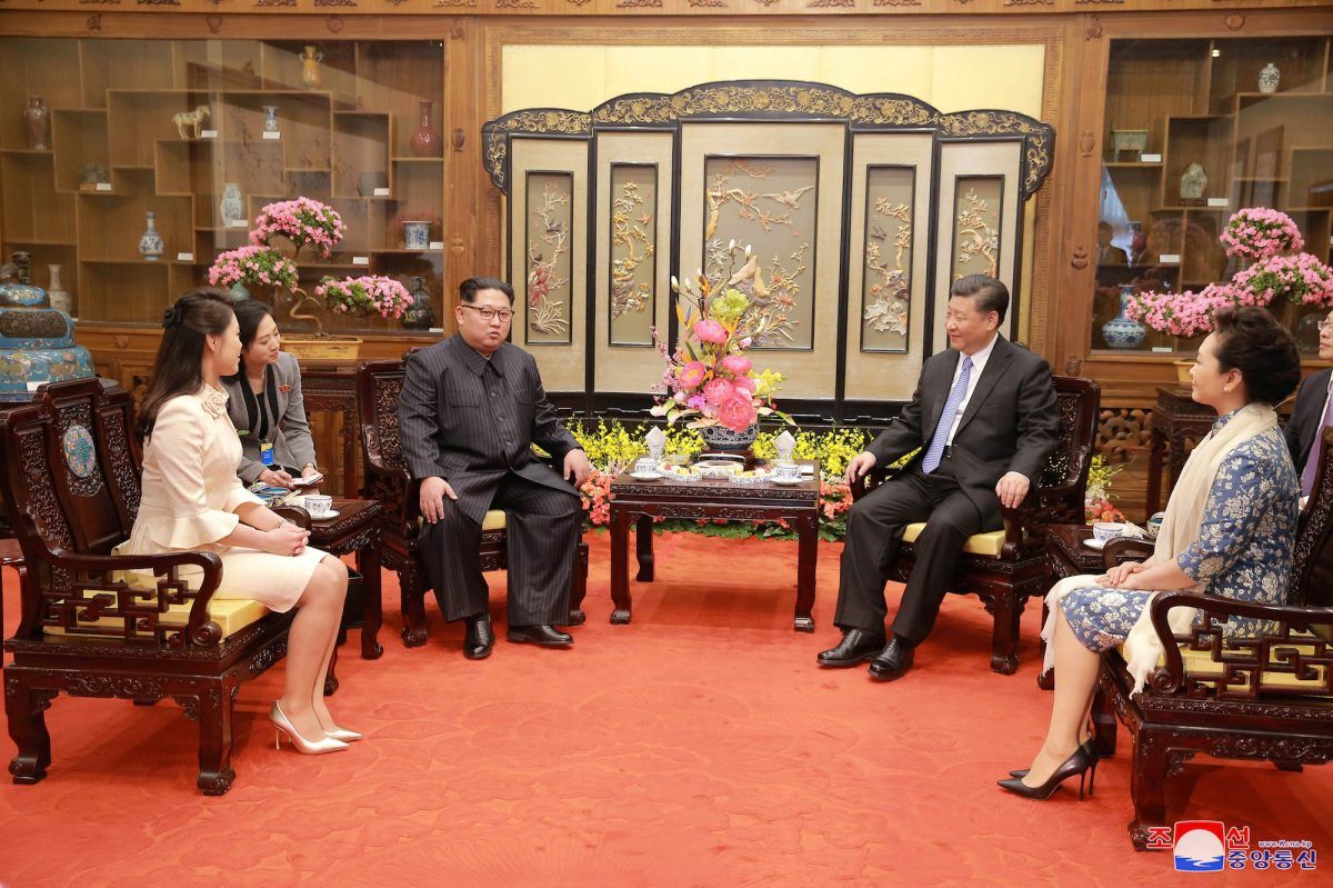Kim dan Ri bertemu dengan Presiden Tiongkok Xi Jinping dan istri Peng Liyuan di Beijing, Tiongkok, terlihat dalam foto tak bertanggal yang dirilis oleh Kantor Berita Pusat Korea Utara pada 28 Maret 2018.