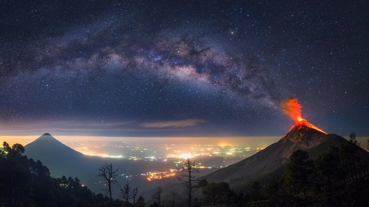 Milky Way yang seakan keluar dari erupsi gunung berapi, Guatemala