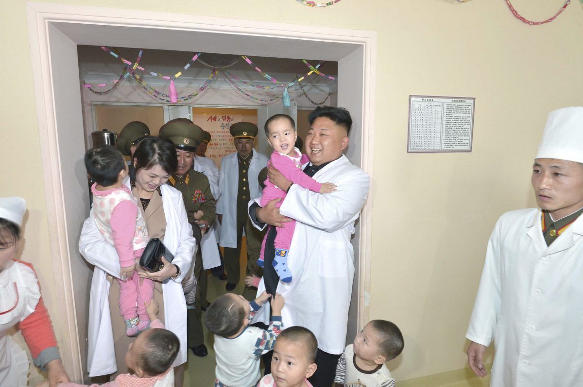 Kim dan Ri bermain dengan anak-anak selama kunjungan ke Rumah Sakit Umum Taesongsan di Pyongyang dalam foto tak bertanggal yang dirilis oleh KCNA 19 Mei 2014.