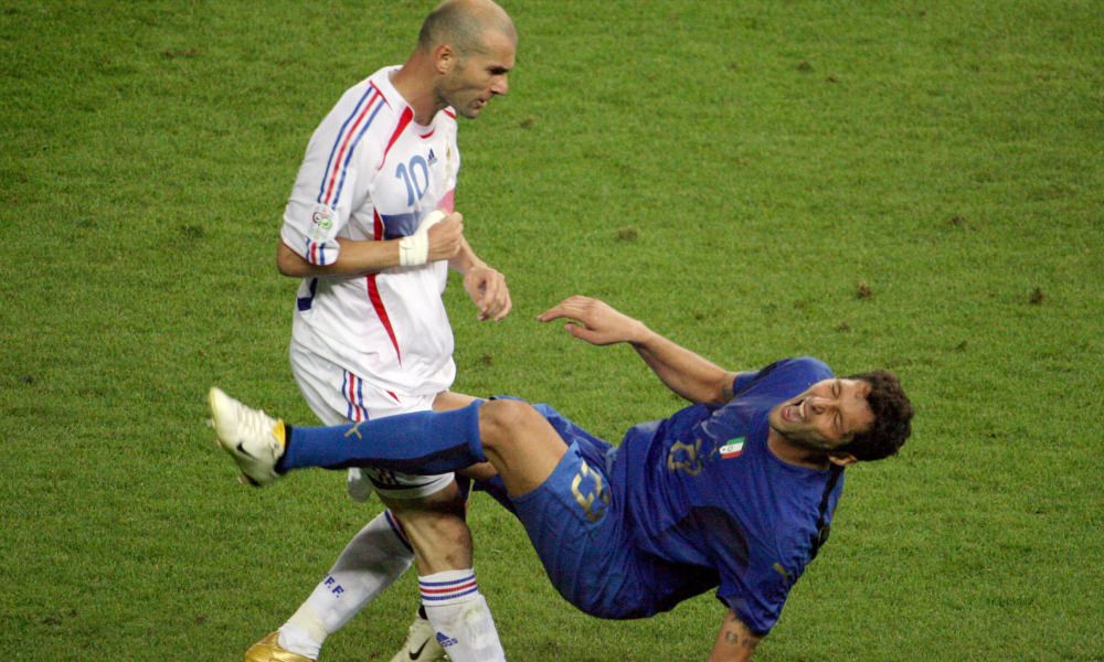 *** THE DECADE IN PICTURES *** A photo taken 09 July 2006 shows French midfielder Zinedine Zidane (L