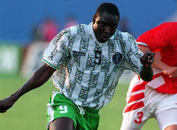 21.06.94 - World Cup 1994, Nigeria v Bulgaria, Yekini of Nigeria in action