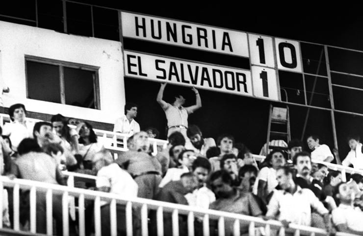 Putting a nill behind the one on the scoreboard - the final score: Hungary wins this 1982 FIFA World