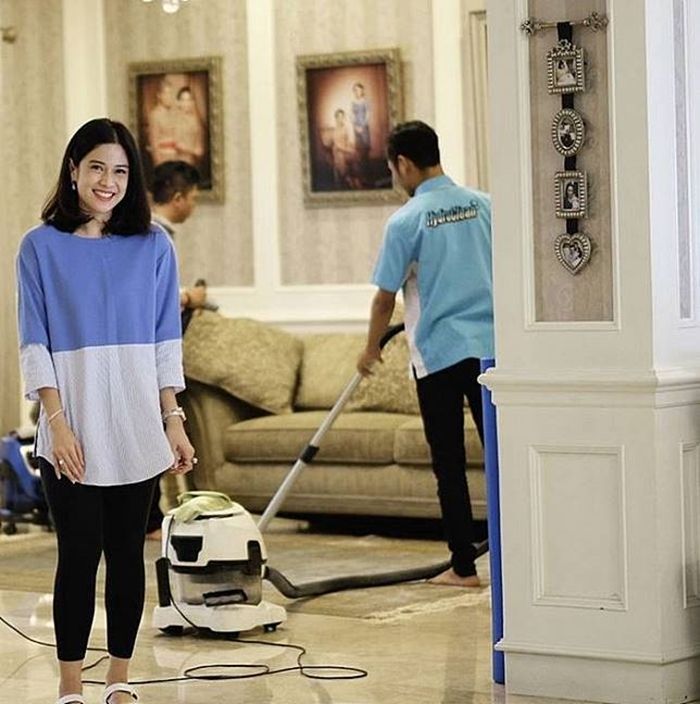 Tilik Interior Rumah Mewah Milik Dian Sastrowardoyo