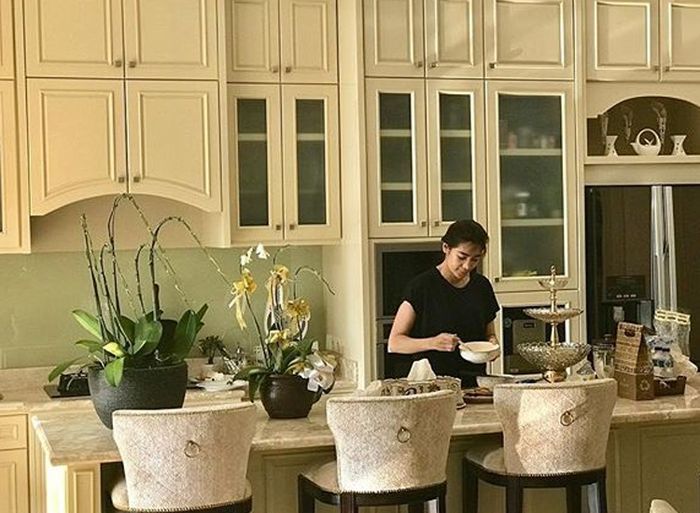 Dikenal Kaya Raya Ini 5 Dapur Artis Yang Mewah Dan Luas Banget Semua Halaman Grid