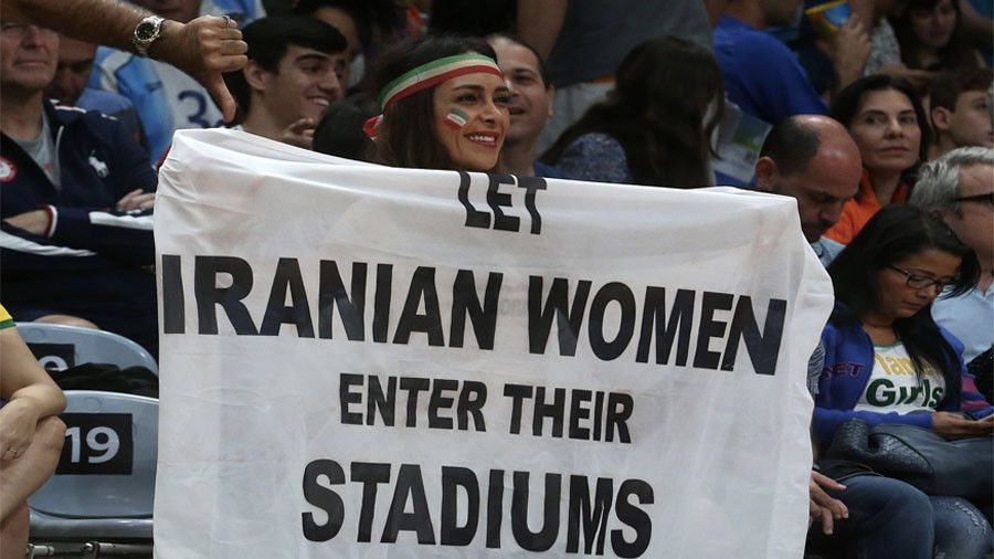 Wanita Iran membawa spanduk di Stadion Saint Petersburg agar wanita di negaranya boleh memasuki stadion