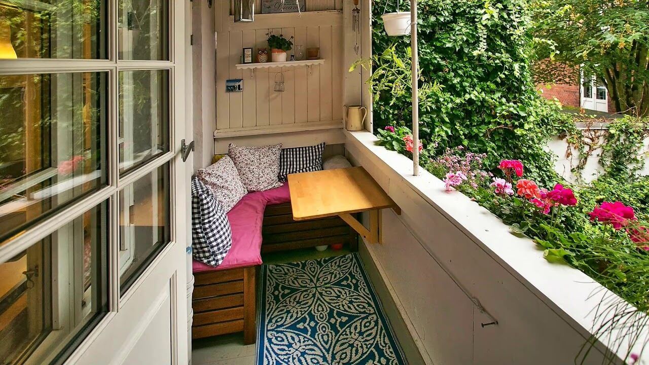 Tambahkan bantal untuk membuat balkon makin nyaman