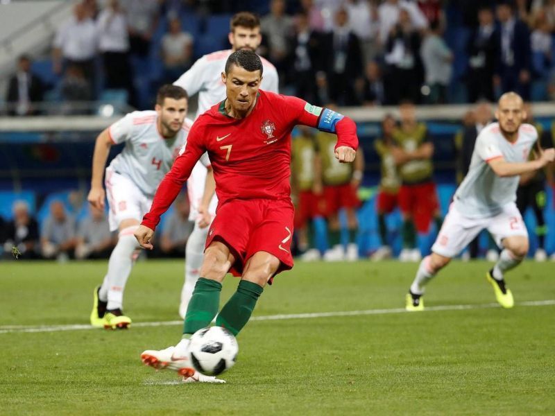 Cristiano Ronaldo mengeksekusi penalti