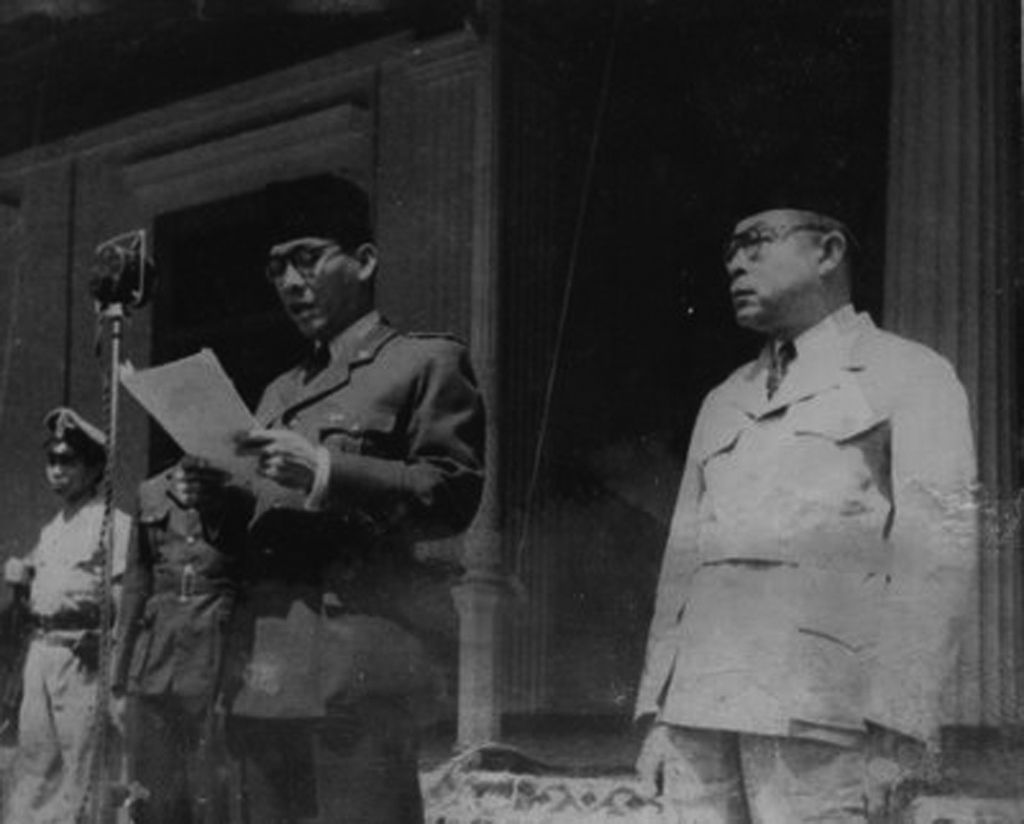 Saat Bung Karno dan Bung Hatta membacakan teks proklamasi.