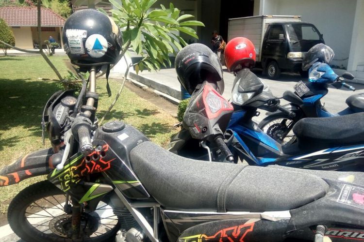 Abu vulkanik di atas motor