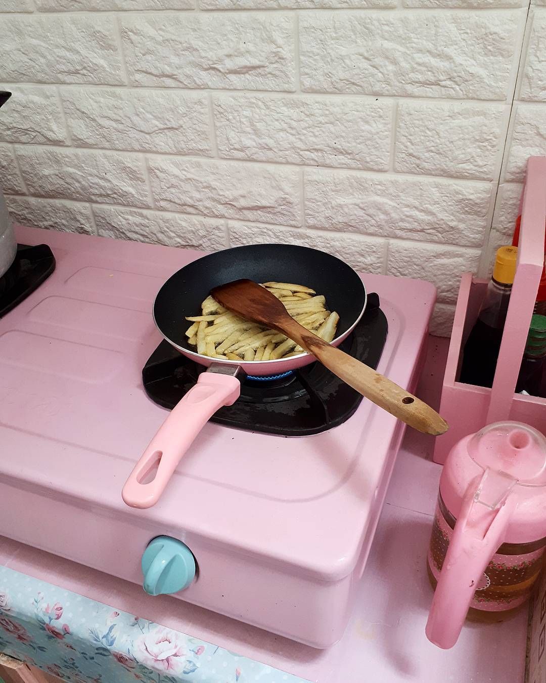 Contoh Desain Dapur Serba Pink