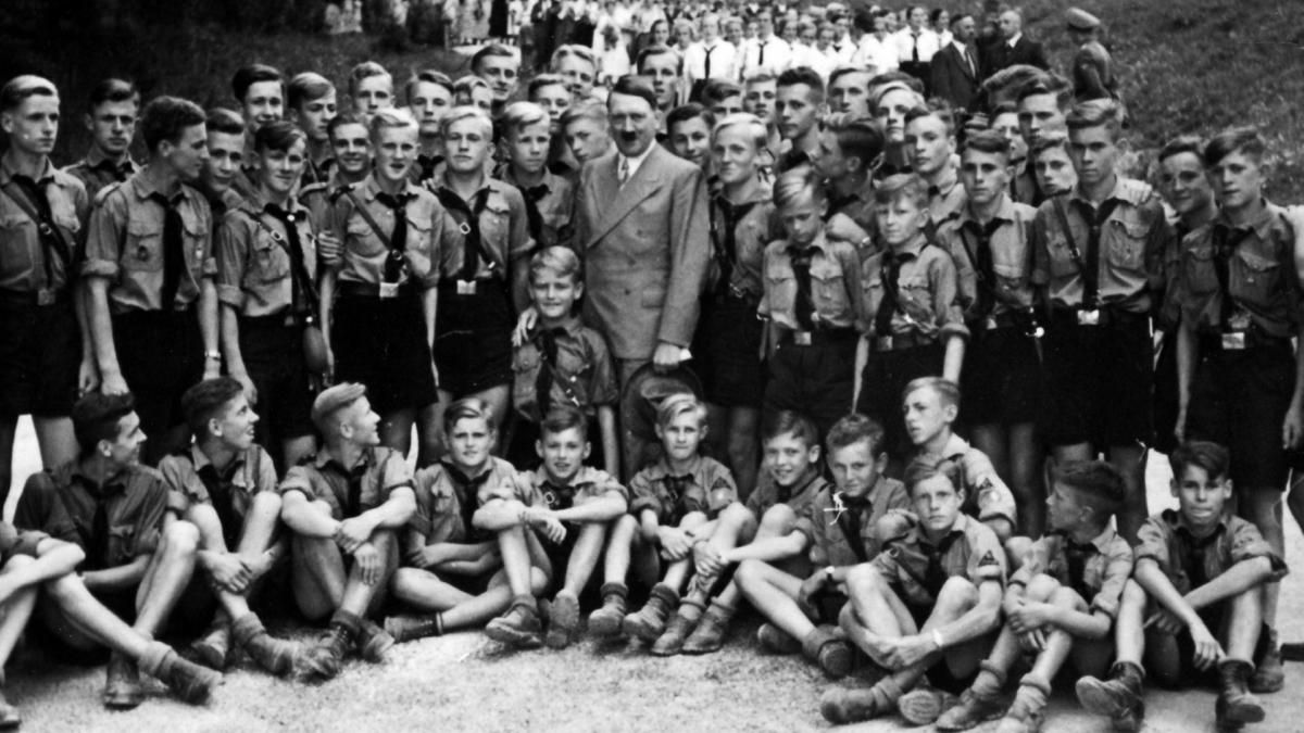 Adolf Hitler berfoto bersama anggota Pemuda Hitler. 