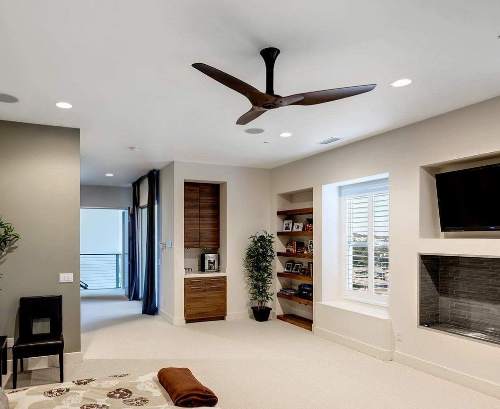 kipas angin yang diletakkan dengan tepat di dalam rumah dapat membuat lingkungan adem bebas AC.