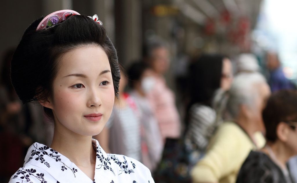 Geisha dewasa diperbolehkan tidak memakai cat wajah putih