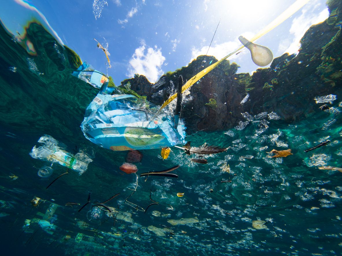 Sampah plastik mengapung di lautan