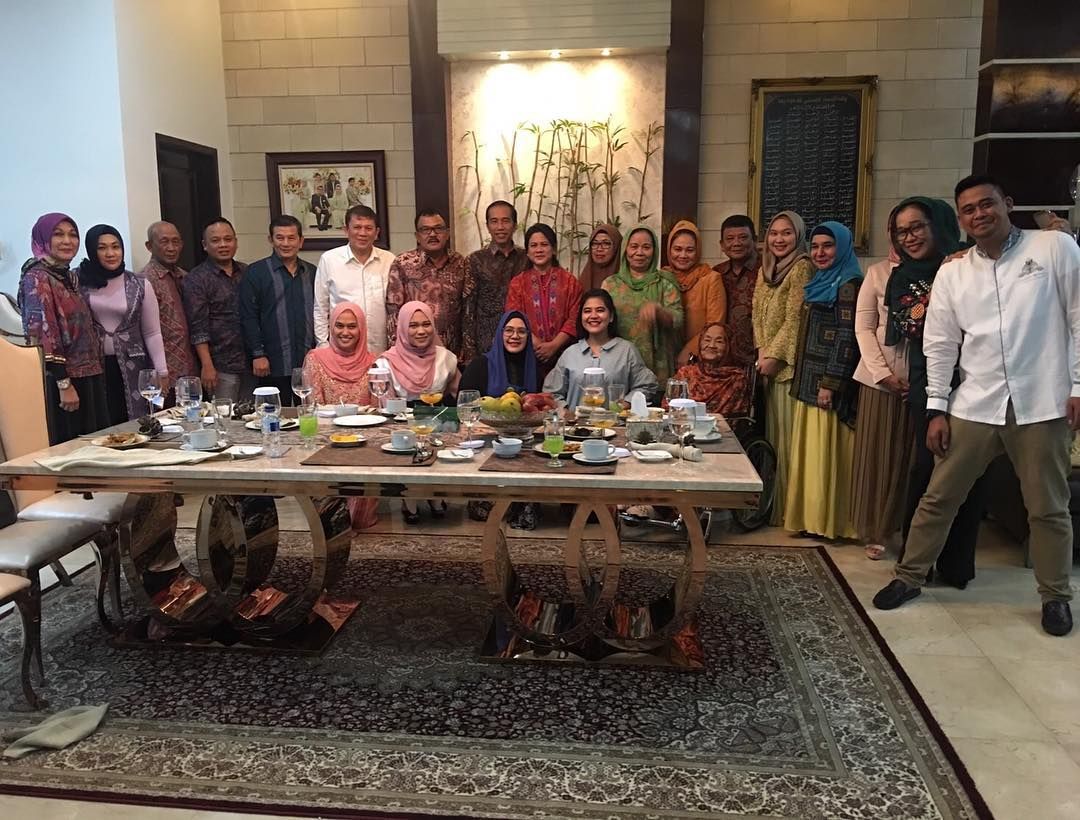 Jokowi dan Keluarga Besar Bobby Nasution di Ruang Makan