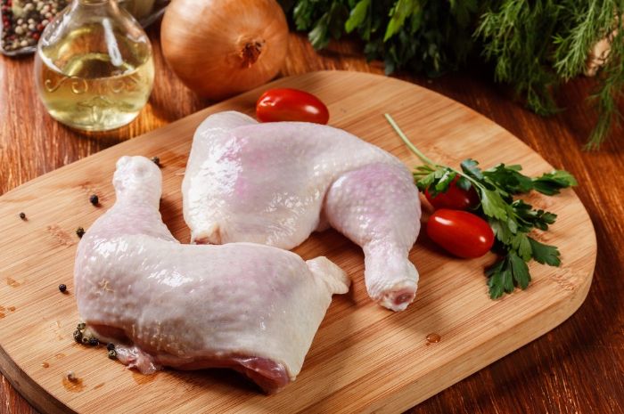 Mencuci daging ayam mentah sebelum memasaknya justru meningkatkan resiko penyakit typhus.