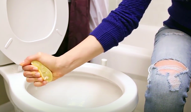 Manfaat lemon untuk membersihkan toilet