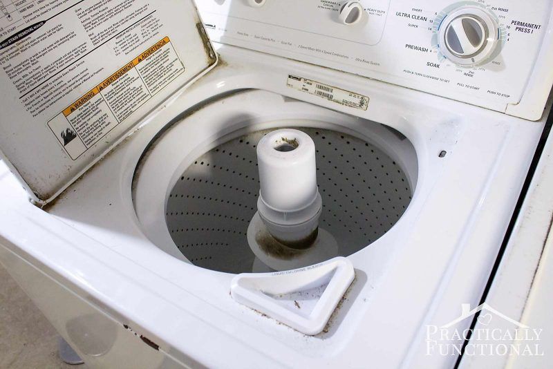 membersihkan bagian dalam mesin cuci