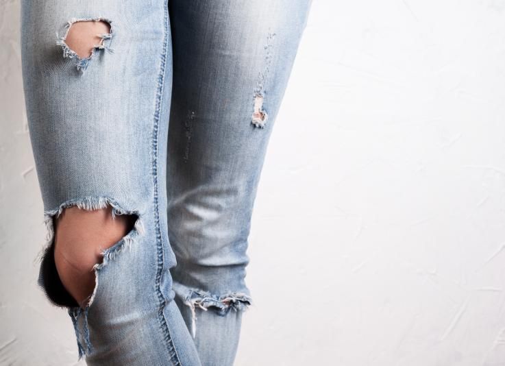 Ini 6 Cara Murah Biar Ripped Jeans Kita Bisa Bertahan Lebih Lama - Semua  Halaman - CewekBanget