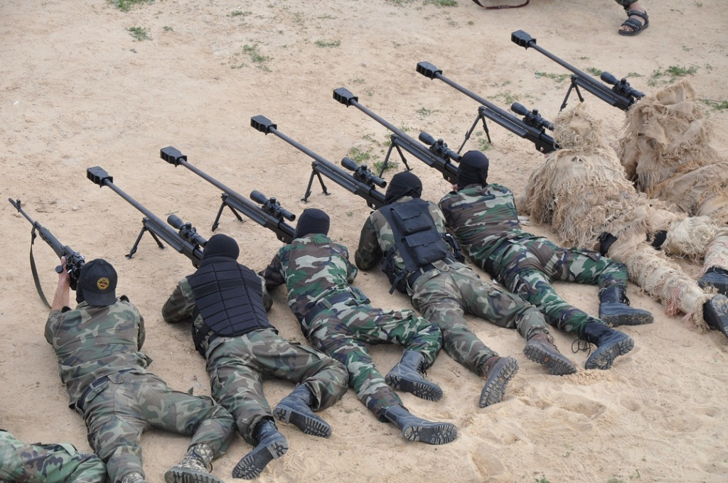 Para sniper Hamas sedang latihan menggunakan Sayad-2