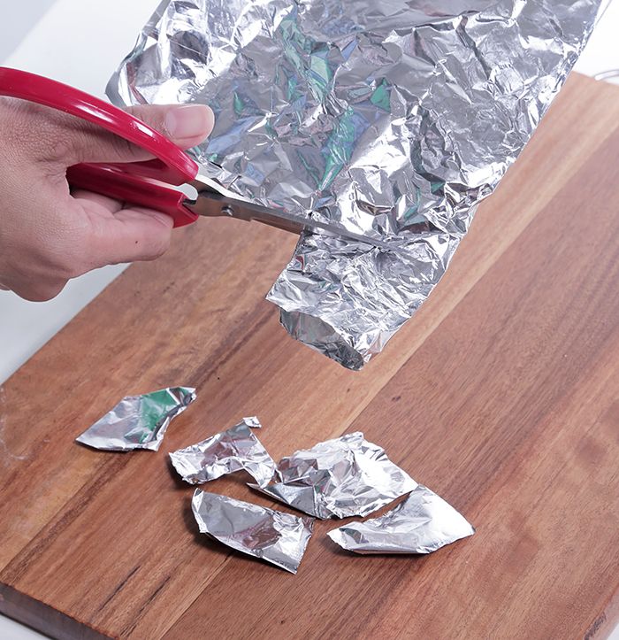 Gunting-gunting alumunium foil.