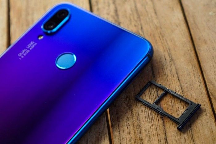 Laci dual-SIM Huawei Nova 3i yang sekaligus merangkap sebagai slot kartu micro SD (hybrid)