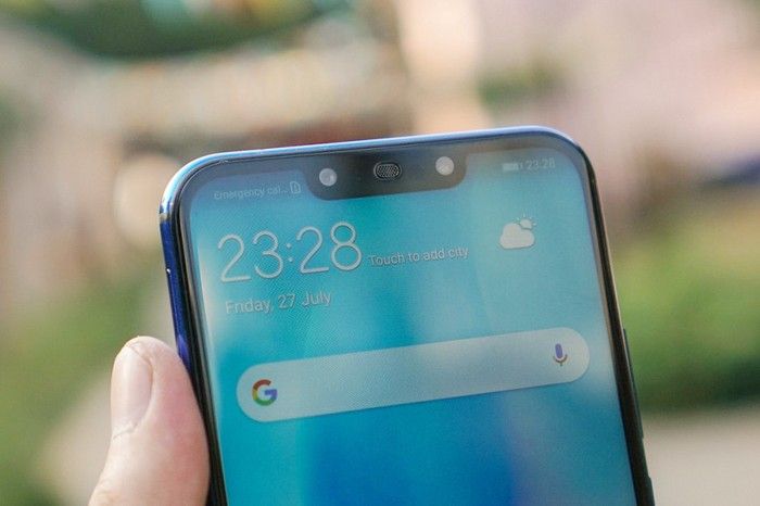 Sepasang kamera depan Huawei Nova 3i tersemat di bagian notch layar, mengapit earpiece