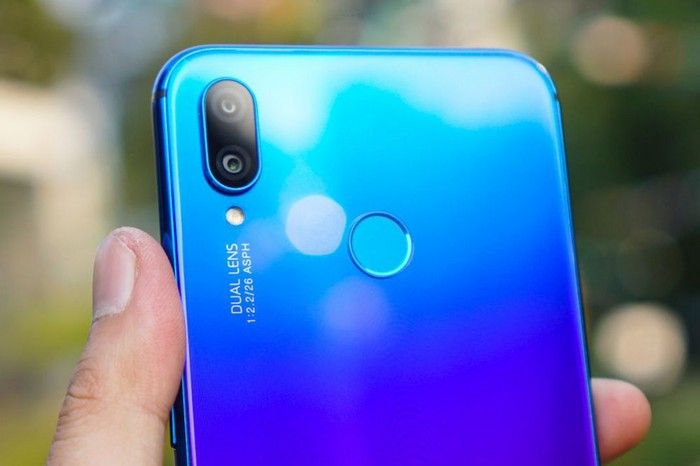 Sepasang kamera belakang Huawei Nova 3i tersusun dengan orientasi vertikal, sejajar dengan LED flash