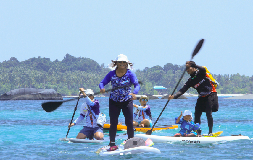 Susi Pudjiastuti melakukan olahraga stand up paddle