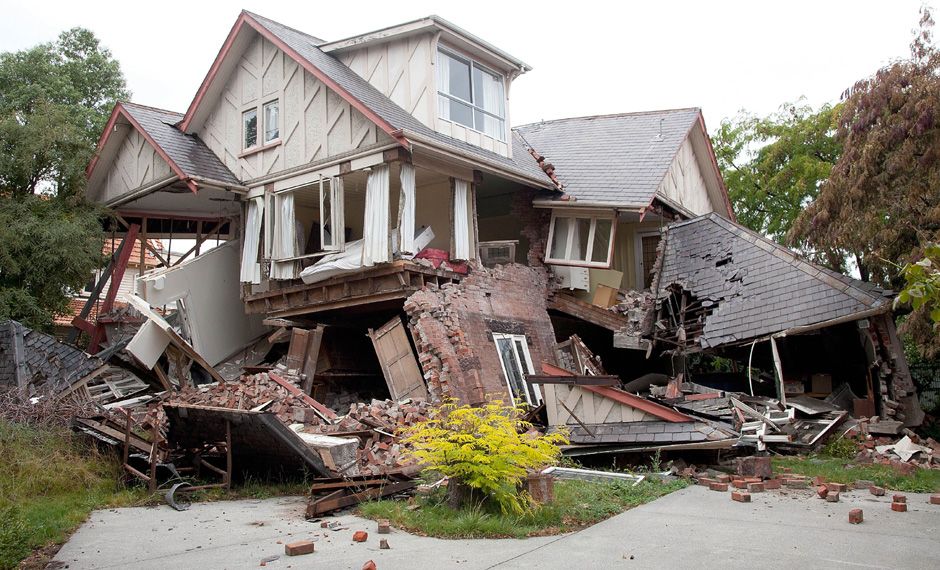 ilustrasi foto : rumah hancur karena gempa