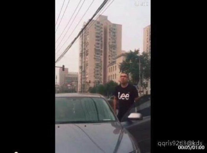 Video pria yang memarahi pengendara sepeda viral di media sosial China.