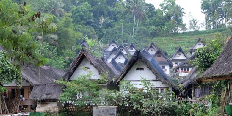 Rumah-rumah di Kampung Naga yang seragam.