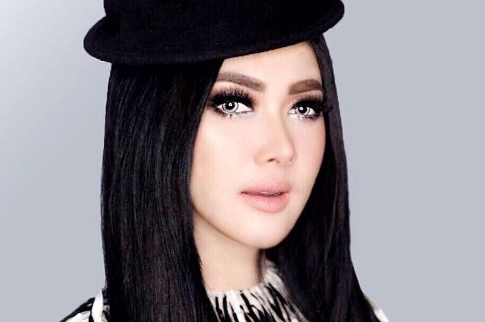 Potret penyanyi Syahrini