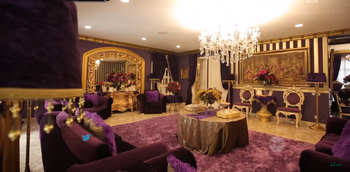 Ruang tengah yang juga didominasi ungu dan keemasan