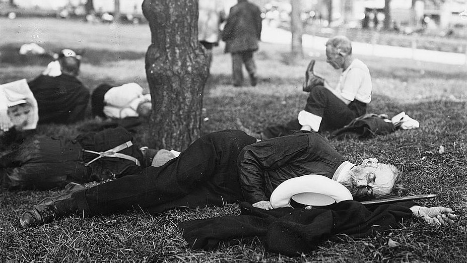 Para penduduk AS mencari keteduhan di Battery Park selama gelombang panas 1911. 