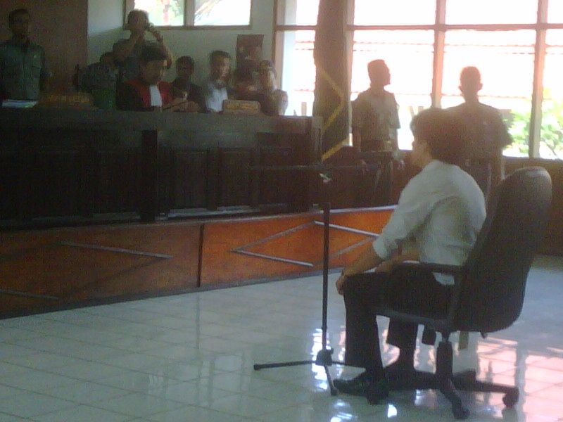 Ariel saat menjalani sidang putusan di Pengadilan Negeri Bandung tahun 2010 silam.