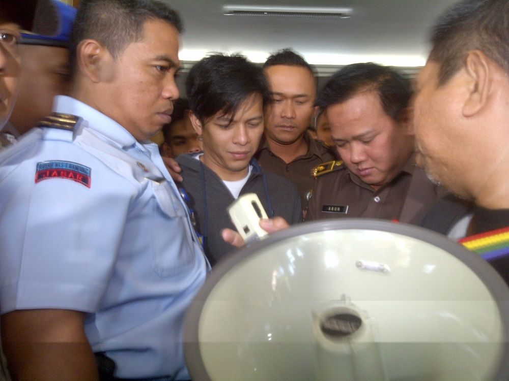 Ariel saat memberikan keterangan pers di depan kantor Kejaksaan Negeri Bandung, tahun 2012 silam, terkait kebebasan bersyaratnya.
