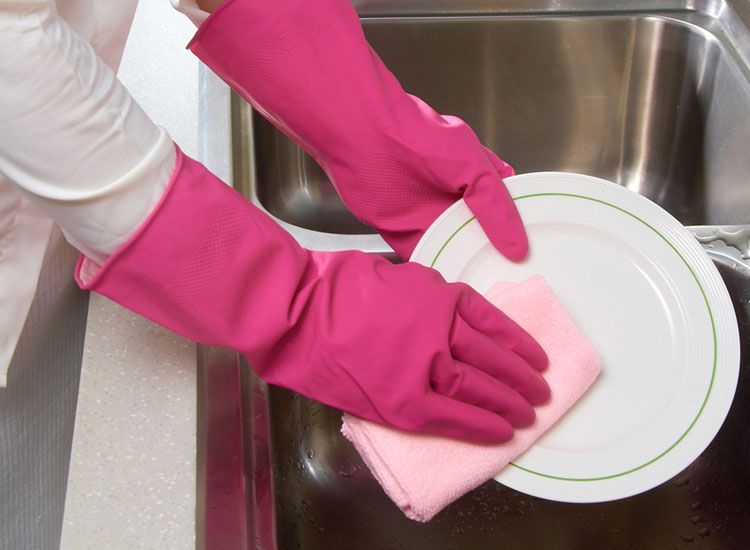 Mencuci piring dengan sarung tangan