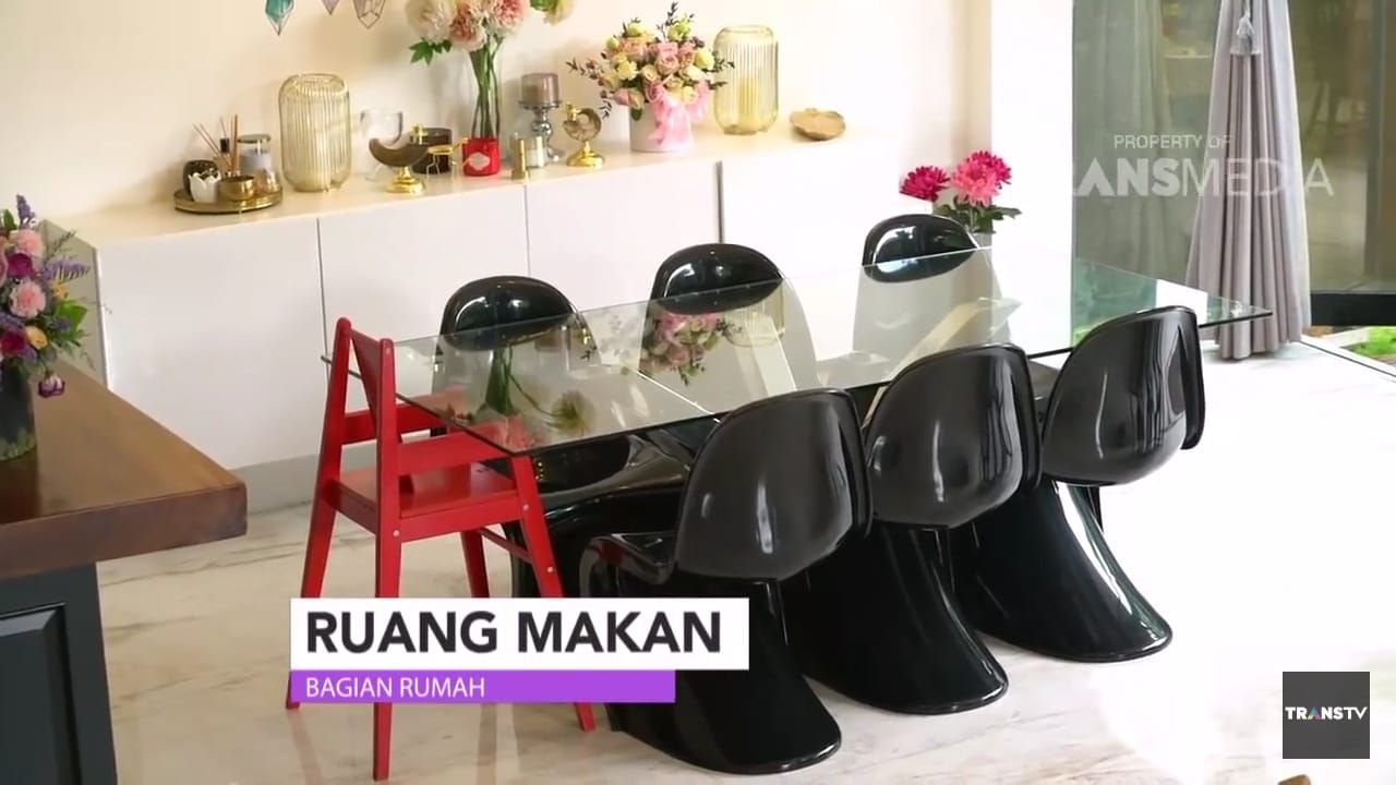  Ruang makan dan dapur Jessica Iskandar - Hunian Jedar