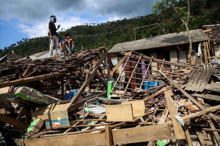 Sejumlah bangunan rumah rusak akibat gempa di desa Menggala, Kecamatan Pemenang, Lombok Utara, Rabu 