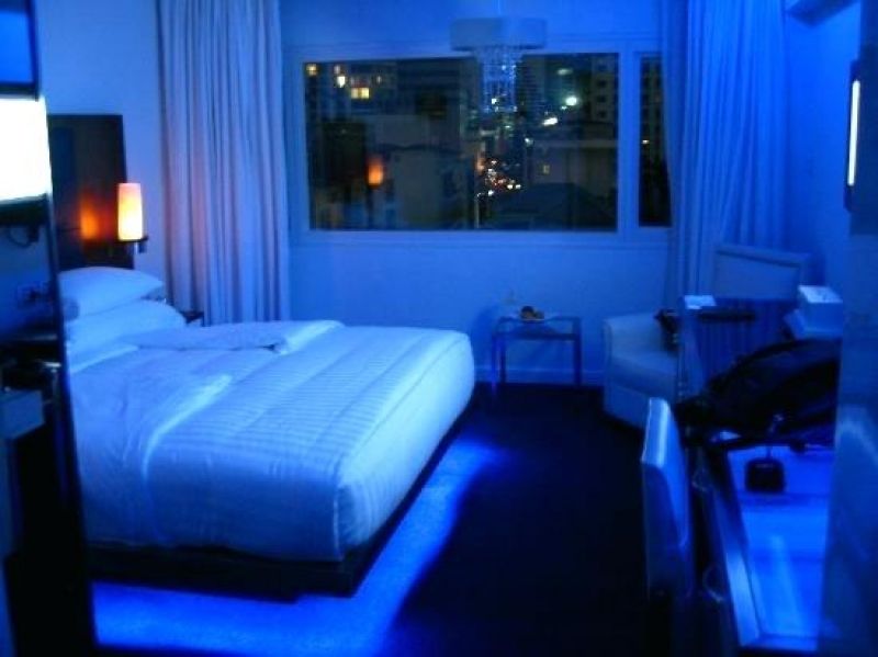 Kamar dengan lampu biru