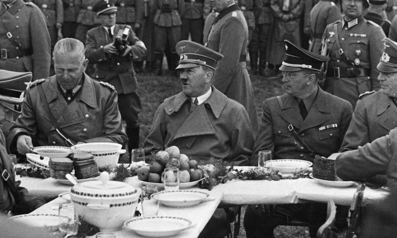 Hitler saat bersantap dengan sajian buah di depannya