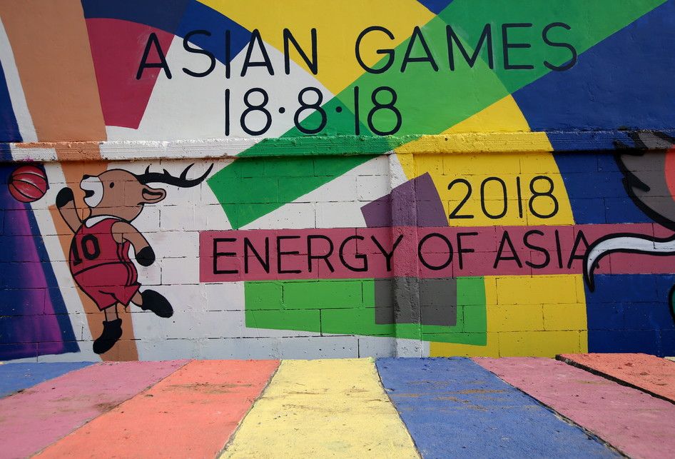 Mural bertema Asian Games terlihat di Kampung Serdang, Kamayoran, Jakarta Pusat, Jumat (20/7/2018). 