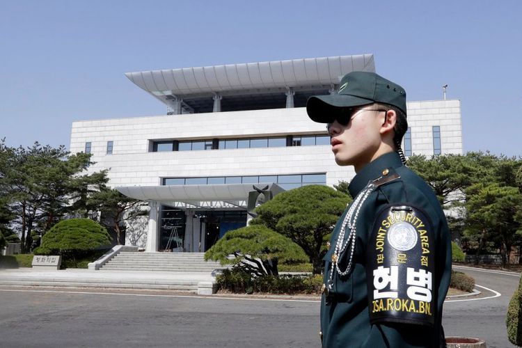 Seorang tentara Korea Selatan berdiri di luar The Peace House