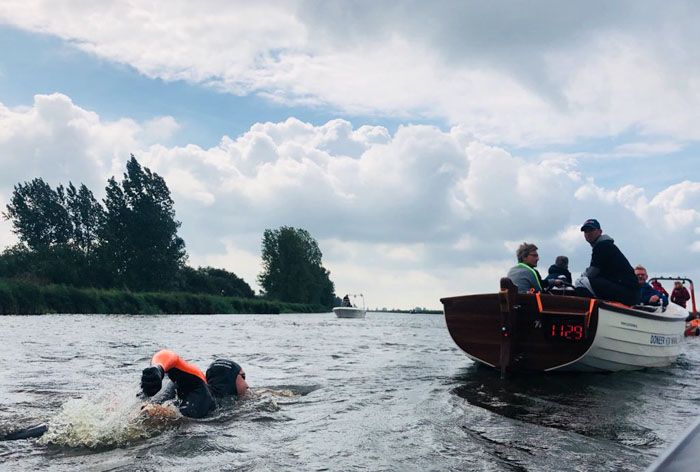 Maarten saat berenang