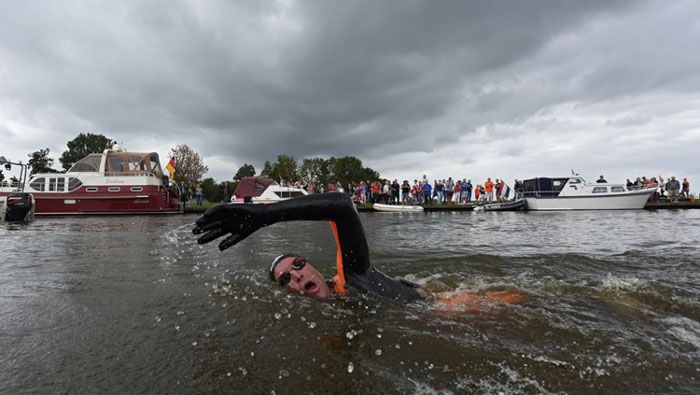 Maarten saat berenang