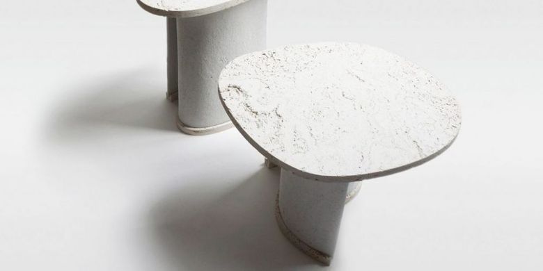 Meja Chaud dari bahan kertas daur ulang dan batu